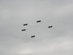 Cinq avions en formation (1)