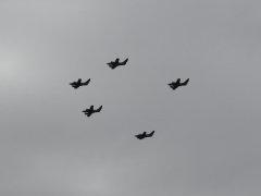 Cinq avions en formation (2)