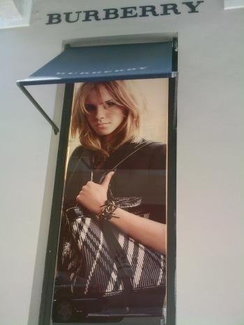 Emma Watson pose pour Burberry à Athenes