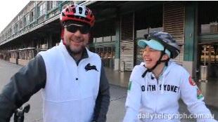 Russell Crowe défie une journaliste à vélo