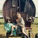 Kate Moss pose nue et habillé