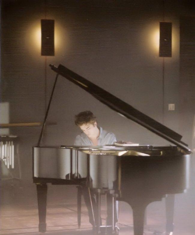 Twilight Fascination : souvenir de tournage (photos) - La musique n'est pas interprétée par Edward dans le film mais apparait dans le générique de fin