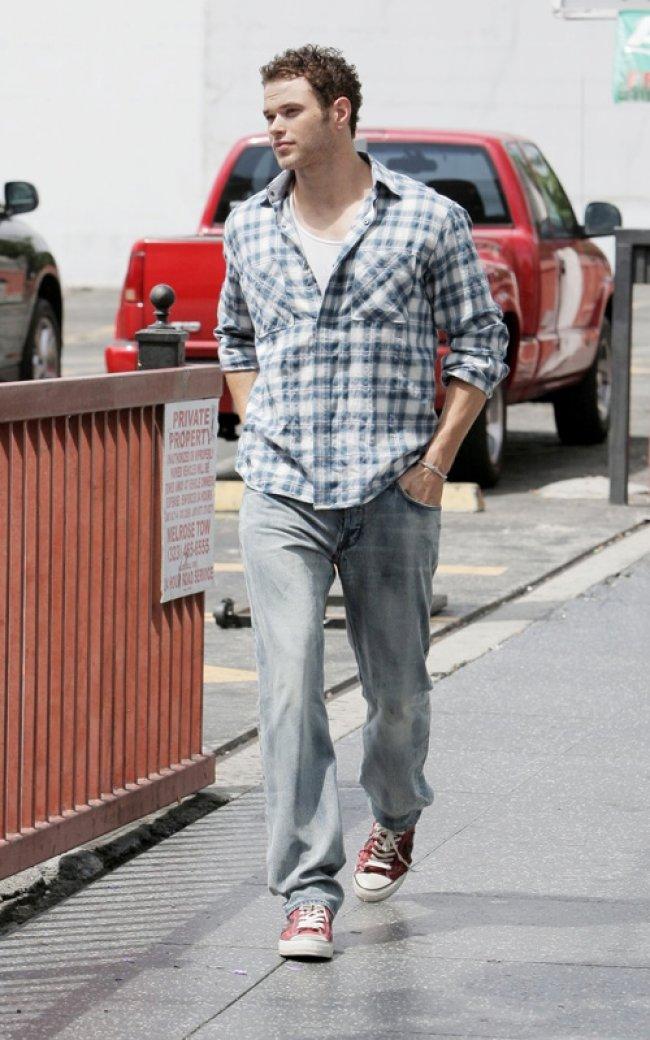 Kellan Lutz de Twilight pose pour H&M - Kellan Lutz marche dans la rue