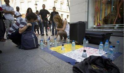 Une partie de jeu d'échecs sur un trottoir à Paris © S. Pouzet