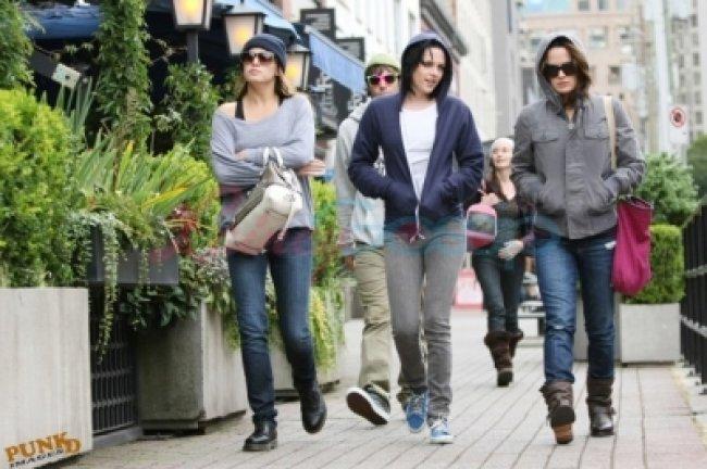 Le casting de Twilight se balade à Vancouver - Ah le revoilà, il veille sur les arrières ;) ! 