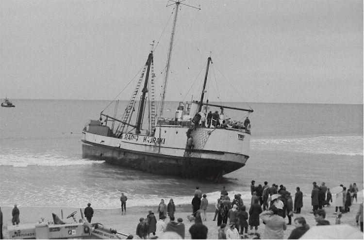 Tiri II échoué sur Uretiti Beach (juin 1968)