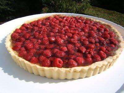 Tarte aux pommes à la gelée de cidre et Tarte aux framboises à la gelée de cidre sur une pâte sucrée aux feuilles de citronnelle