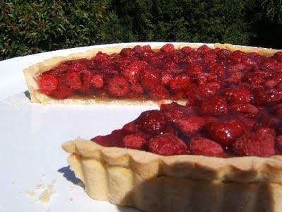 Tarte aux pommes à la gelée de cidre et Tarte aux framboises à la gelée de cidre sur une pâte sucrée aux feuilles de citronnelle