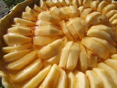 Tarte aux pommes à la gelée de cidre et Tarte aux framboises à la gelée de cidre sur une pâte sucrée aux feuilles de citronnelle