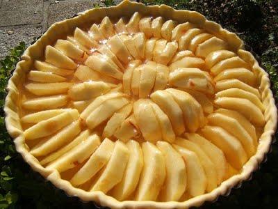 Tarte aux pommes à la gelée de cidre et Tarte aux framboises à la gelée de cidre sur une pâte sucrée aux feuilles de citronnelle
