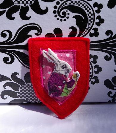 broche_ecusson_rouge_lapin