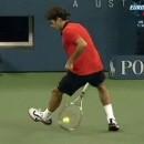 Roger Federer renvoie une balle entre ses jambes