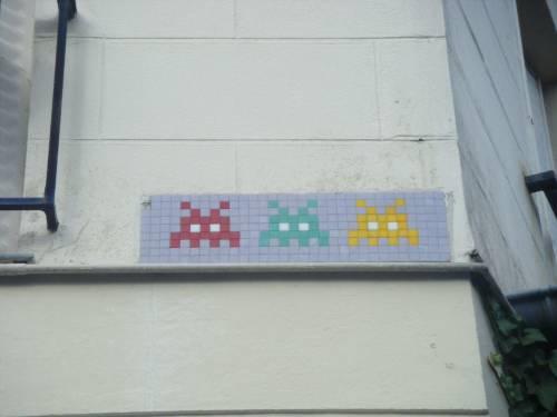 Space Invader rue Maurice Utrillo 2009-09.jpg