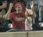 papa prêt attraper balle plein pour fille