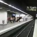 Salto au dessus des rails du métro
