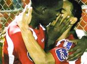 baiser entre sportifs stade Honduras crée polémique (photo vidéo)