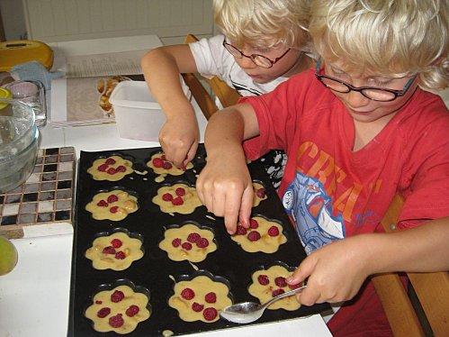 Petits gâteaux fondants aux pêches caramélisées et poudre défendue...