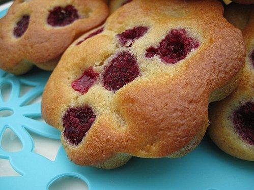 Petits gâteaux fondants aux pêches caramélisées et poudre défendue...
