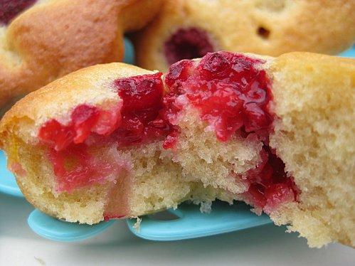 Petits gâteaux fondants aux pêches caramélisées et poudre défendue...