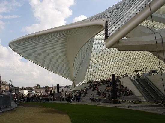 Une gare, une oeuvre d'art contemporain