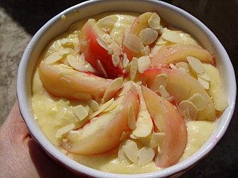 Gratin de pêches de vigne à l'amande douce