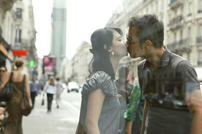 Une étudiante chinoise embrasse cent Parisiens