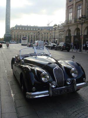 Une voiture près de la Place Vendôme