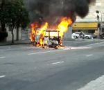 passant filme voiture dans