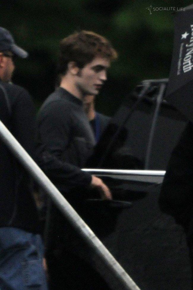 Twilight Eclipse (Hésitation) : Robert Pattinson et Peter Facinelli sur le tournage (Photos) - Robert Pattinson, toujours flou mais bien visible