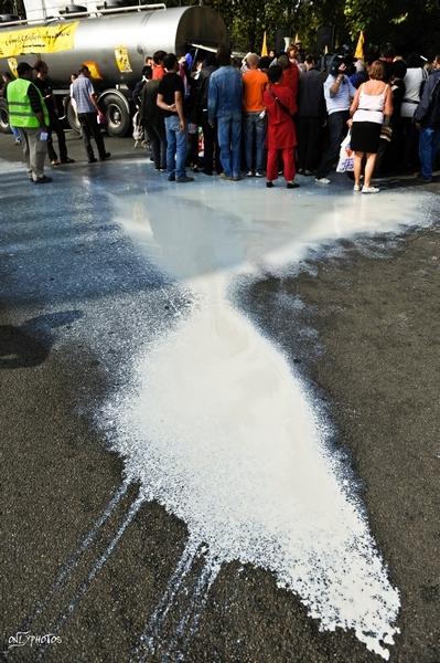 Distribution Gratuite de Lait à Paris. Place de la République.