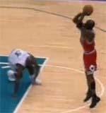 Michael Jordan pour un shoot sur la tête de Bryon Russell