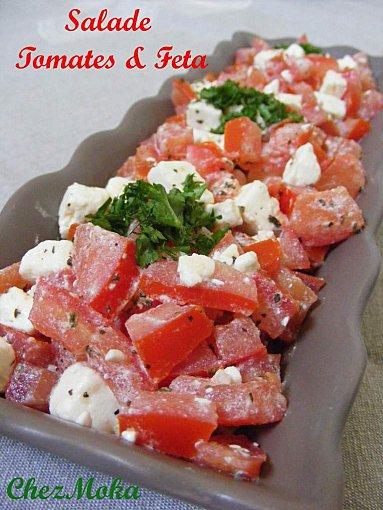 Petite salade de tomates & feta aux accents italiens.