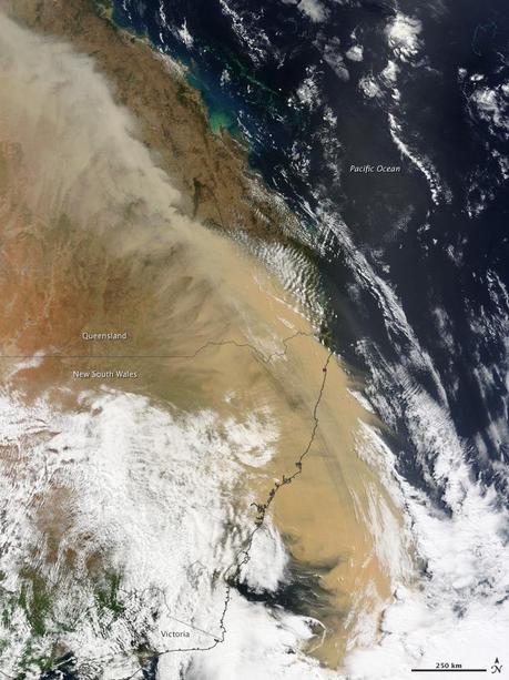 Immense tempête de sable le long de côte est de l'Australie