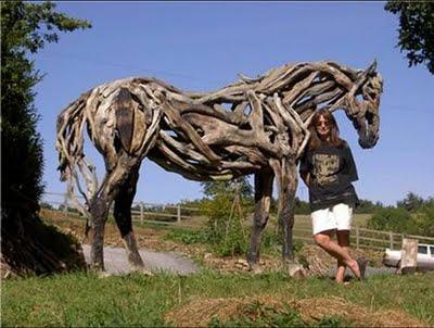 Sculptures de chevaux en bois flottes