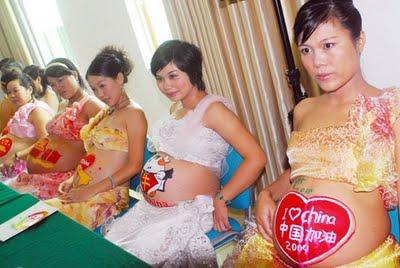 On décore les ventres des mamans en Chine.