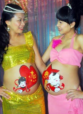 On décore les ventres des mamans en Chine.