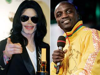 Akon rend hommage à Michael Jackson en chantant !!