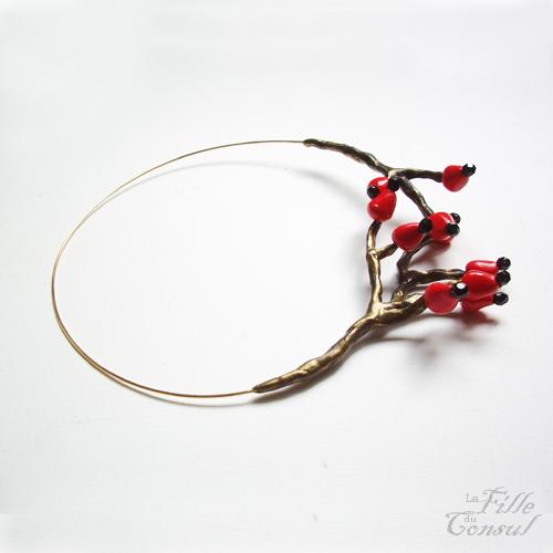 Branches de baies rouges en collier