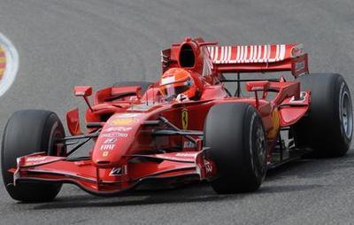 Le Baron Rouge, Michael Schumacher, à lessai dans la Ferrari en juillet 2009. Ses essais nauront pas durer longtemps. Un retour au volant pour 2010 ne serait pas totalement écarté, sauf si Alonso ne vient pas évidemment !