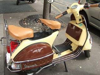 Un scooter customisé inspiration Louis Vuitton