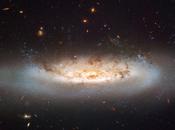 Deux galaxies dispersent jeunes étoiles photographiées télescope Hubble