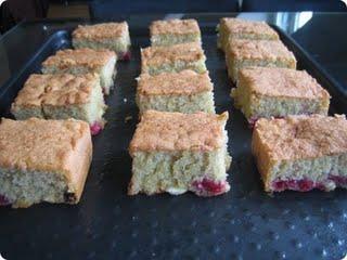 Carrés gourmands aux framboises et pépites blanches