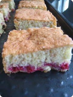 Carrés gourmands aux framboises et pépites blanches