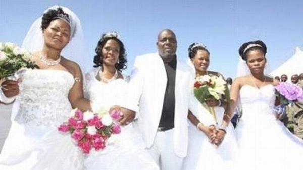 Il se marie avec 4 femmes en même temps