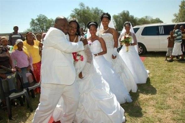 Il se marie avec 4 femmes en même temps