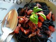 Spaghettis à l'encre, seiches et pesto