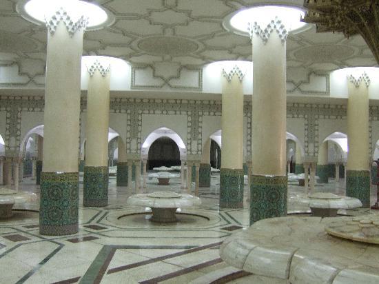 Casablanca, Maroc : Basement under the Mosque for prayer washing themselves 