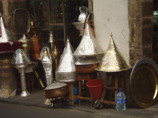 Casablanca, Maroc : La nouvelle medina,cuivres. 