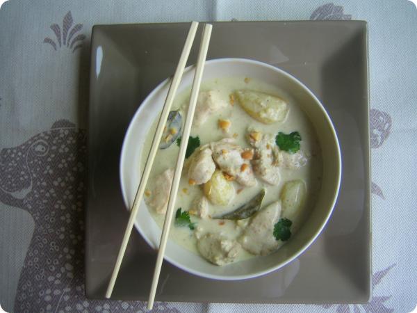 Après le curry rouge de poulet, le curry vert de poulet accompagné de ses petites pommes de terre