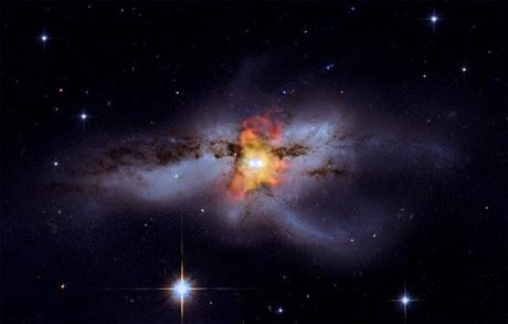 centre de la galaxie NGC 6240, visible en blanc, rayons X en orange (clqiuer pour plus dinfos)